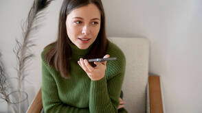 Frau ruft Siri auf dem iPhone auf