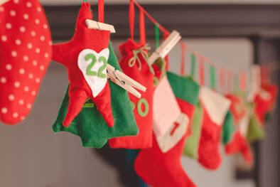 Adventskalender - grün und rot - hängend