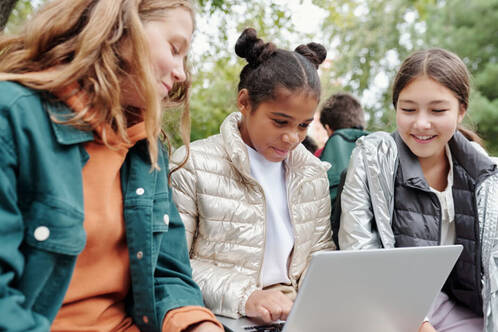 drei Schülerinnen mit MacBook