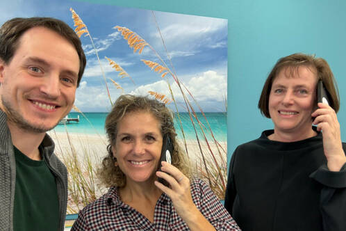 Martin Dikk mit Kolleginnen und iPhone im Einsatz