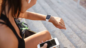 Frau beim Sport mit Apple Watch, iPhone und AirPods