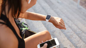 Frau beim Sport mit Apple Watch, iPhone und AirPods