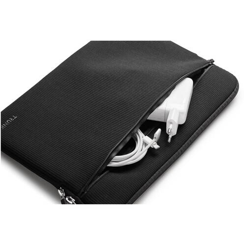 Trunk-Ribbed-Velvet-Pocket-Sleeve-MB-Air-15-M5-2026-Schwarz-05.jpg