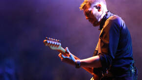 Andi Koch mit Gitarre auf der Bühne