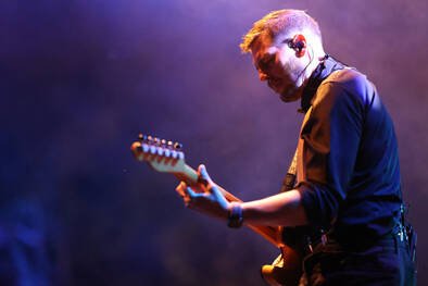 Andi Koch mit Gitarre auf der Bühne