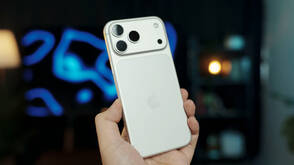 Hand hält neues iPhone 17 