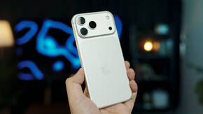 Hand hält neues iPhone 17 