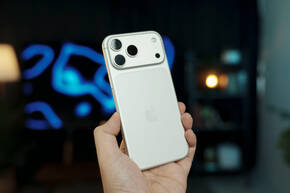 Hand hält neues iPhone 17 