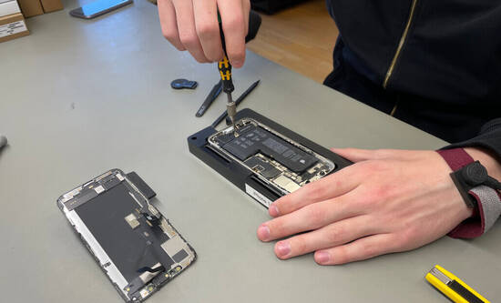 DQ Solutions Mitarbeiter öffnet iPhone