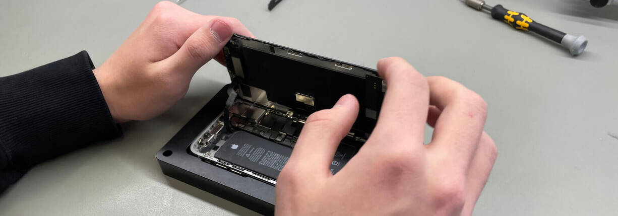Hände öffnen ein iPhone Verschalung