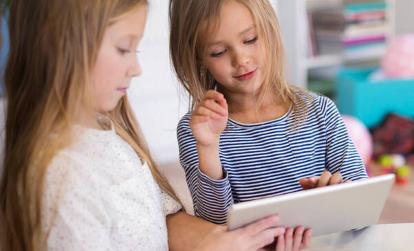 Zwei Mädchen mit iPad in der Schule