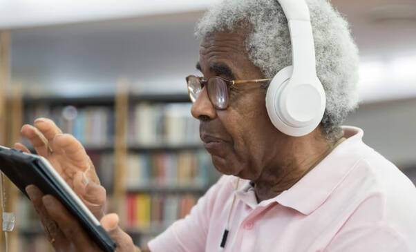 Senioren arbeiten mit dem iPad