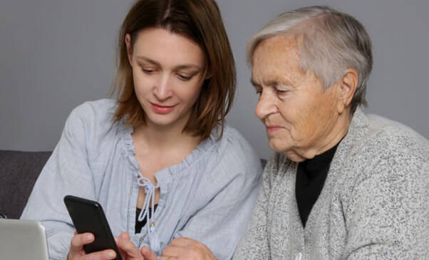 Seniorin an der One-to-One Schulung