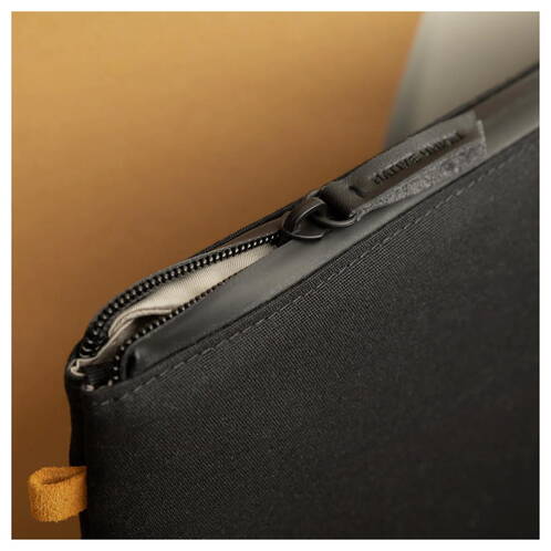 Native-Union-Stow-Lite-Sleeve-MB-Pro-14-M5-2025-Schwarz-03.jpg Native-Union-Stow-Lite-Sleeve-MB-Pro-14-M5-2025-Schwarz-03.jpg