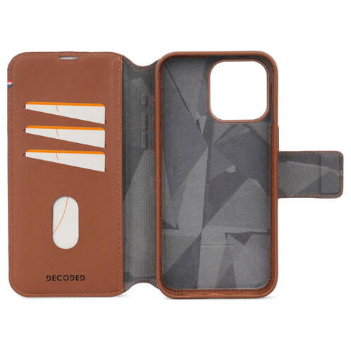 Decoded-Leder-Wallet-2-in-1-mit-MagSafe-iPhone-15-Pro-Max-Braun-02.jpg