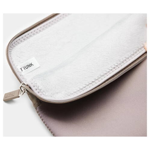 Trunk-Neopren-Sleeve-MB-Air-13-M5-2026-Portabella-03.jpg Trunk-Neopren-Sleeve-MB-Air-13-M5-2026-Portabella-03.jpg