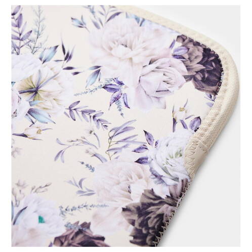 Trunk-Neopren-Sleeve-MB-Air-13-M5-2026-Black-Flower-04.jpg Trunk-Neopren-Sleeve-MB-Air-13-M5-2026-Black-Flower-04.jpg