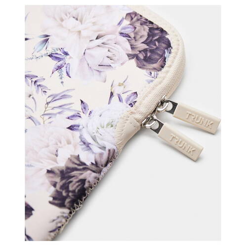 Trunk-Neopren-Sleeve-MB-Air-13-M5-2026-Black-Flower-05.jpg Trunk-Neopren-Sleeve-MB-Air-13-M5-2026-Black-Flower-05.jpg