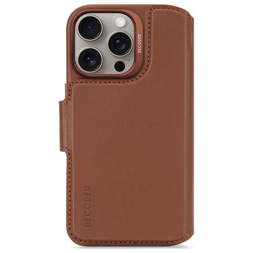 Decoded-Leder-Wallet-2-in-1-mit-MagSafe-iPhone-16-Pro-Braun-05.jpg
