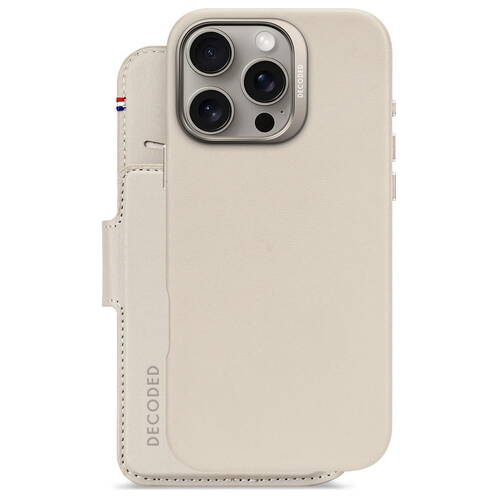 Decoded-Leder-Wallet-2-in-1-mit-MagSafe-iPhone-16-Pro-Max-Clay-04.jpg