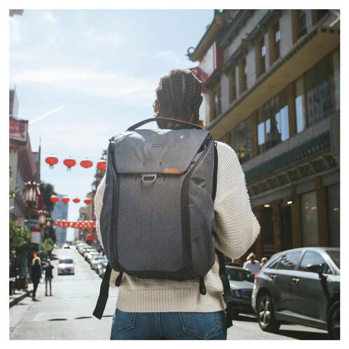 Peak-Design-Everyday-Backpack-30L-v2-Kohlegrau-06.jpg