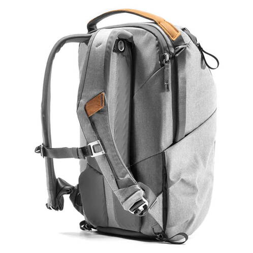 Peak-Design-Everyday-Backpack-20L-v2-Hellgrau-02.jpg