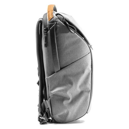 Peak-Design-Everyday-Backpack-20L-v2-Hellgrau-03.jpg