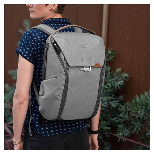 Peak-Design-Everyday-Backpack-20L-v2-Hellgrau-07.jpg