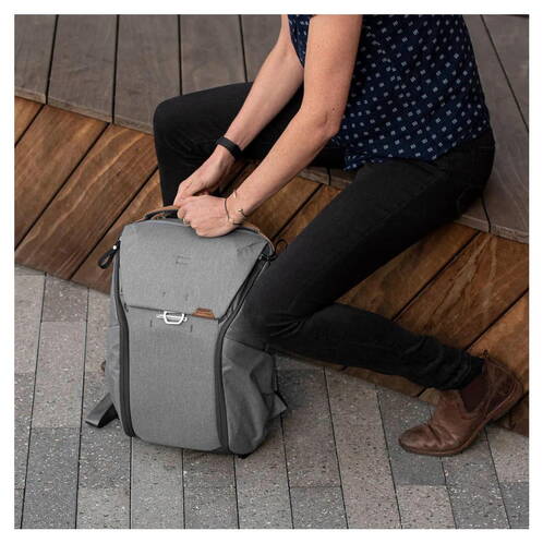 Peak-Design-Everyday-Backpack-20L-v2-Hellgrau-08.jpg