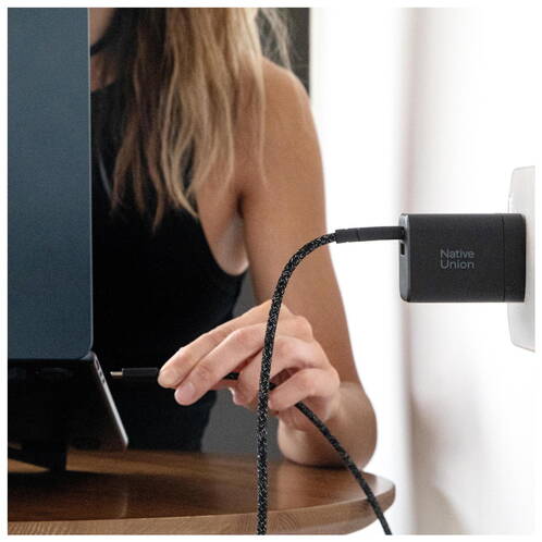 Native-Union-GaN-45-W-USB-A-USB-C-Power-Adapter-Schwarz-02.jpg Native-Union-GaN-45-W-USB-A-USB-C-Power-Adapter-Schwarz-02.jpg