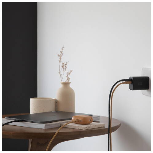 Native-Union-GaN-45-W-USB-A-USB-C-Power-Adapter-Schwarz-03.jpg Native-Union-GaN-45-W-USB-A-USB-C-Power-Adapter-Schwarz-03.jpg