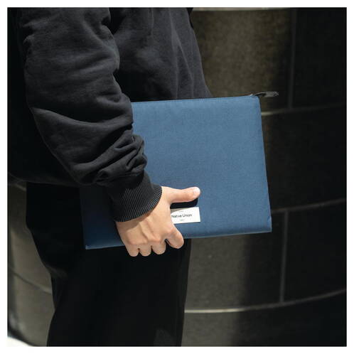 Native-Union-Stow-Lite-Sleeve-MB-Air-13-M4-2025-MB-Pro-13-M3-2024-Navy-04.jpg Native-Union-Stow-Lite-Sleeve-MB-Air-13-M4-2025-MB-Pro-13-M3-2024-Navy-04.jpg