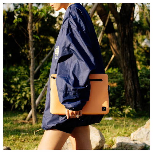 Native-Union-Stow-Ultra-Sleeve-MB-Air-15-M4-2025-Apricot-03.jpg Native-Union-Stow-Ultra-Sleeve-MB-Air-15-M4-2025-Apricot-03.jpg