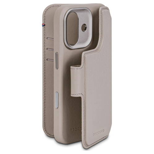 Decoded-Leder-Wallet-2-in-1-mit-MagSafe-iPhone-17-Clay-03.jpg