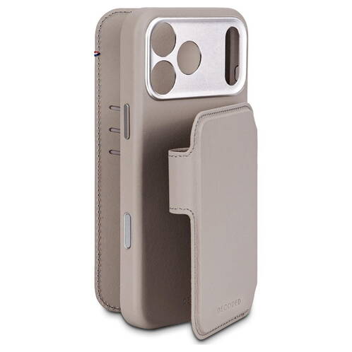 Decoded-Leder-Wallet-2-in-1-mit-MagSafe-iPhone-17-Pro-Clay-03.jpg