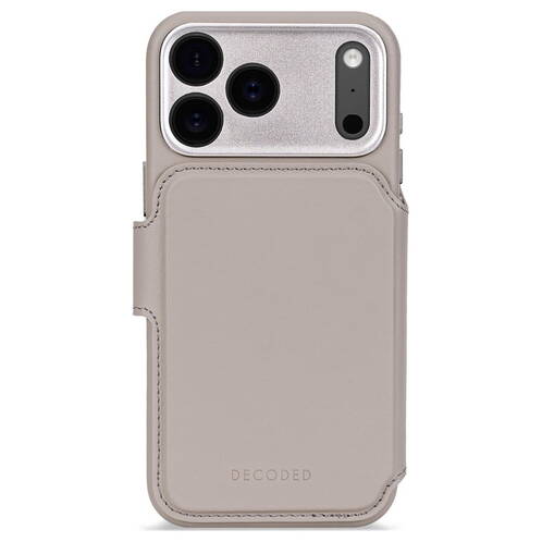 Decoded-Leder-Wallet-2-in-1-mit-MagSafe-iPhone-17-Pro-Clay-04.jpg