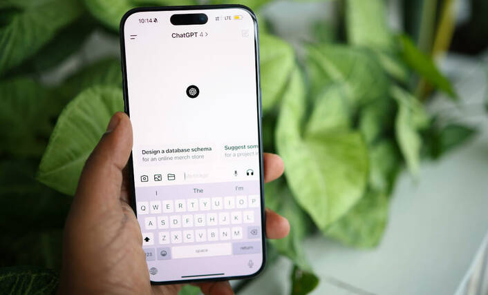 App ChatGPT auf dem iPhone nutzen (Foto: Solen Feyissa / unsplash) ChatGPT App auf dem iPhone