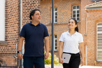 Lehrpersonen in Innenhof unterwegs mit iPad 