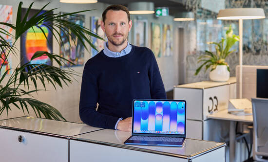 Porträt Reto Gauch mit MacBook Neo