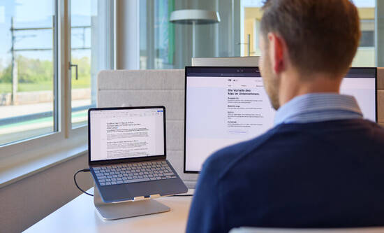 MacBook Neo mit externem Monitor