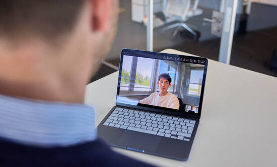 MacBook Neo mit Video-Call Ausschnitt