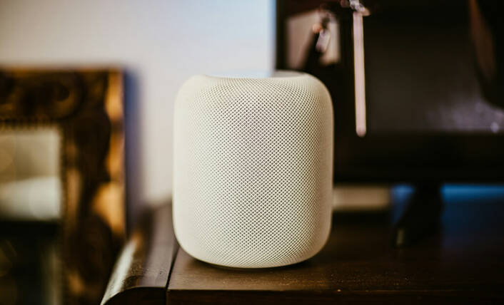 Ein HomePod erfüllt den Raum mit Klang (Foto: Omar Rodriguez / unsplash) HomePod in Weiss