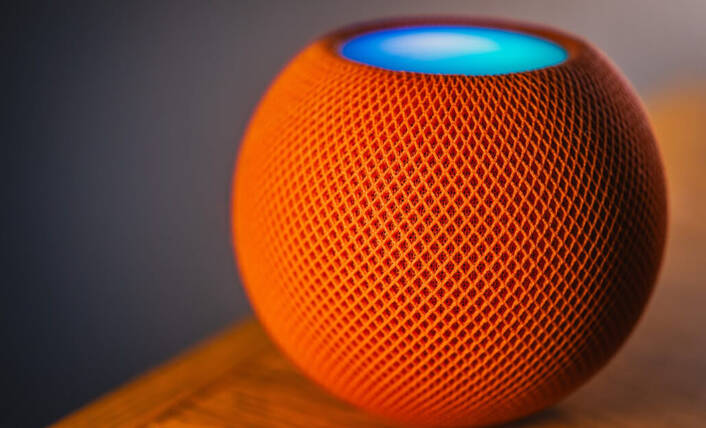Der HomePod mini fällt auf (Foto: Robertkso / pexels) HomePod mini in leuchtendem Orange