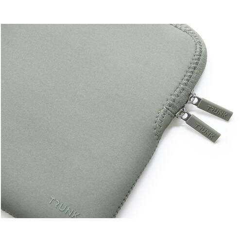 Trunk-Neopren-Sleeve-MB-Air-15-M5-2026-Salbei-05.jpg