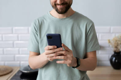 Mann schaut in sein iPhone