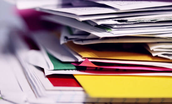 Papierstapel mit Dokumenten und Briefen