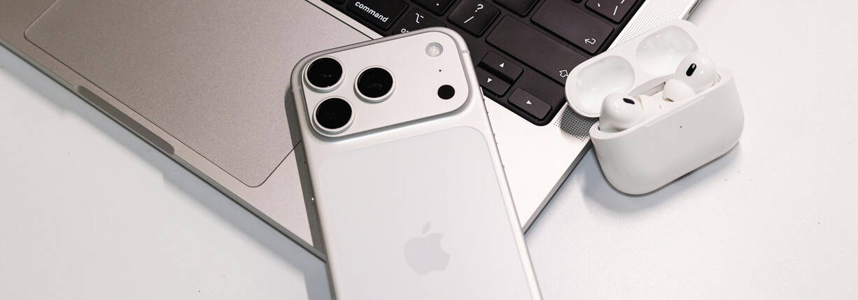 Kombination aus MacBook, iPhone und AirPods 