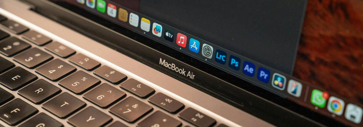 MacBook mit eingeblendeter Apps-Leiste