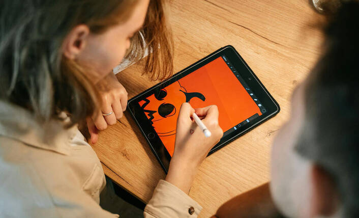 Lernende mit iPad beim Zeichnen