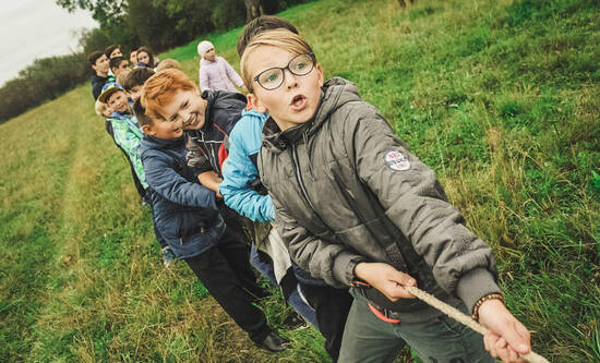 Schüler und Schülerinnen beim Seilziehen